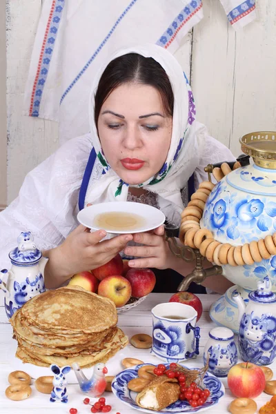 Chica bebiendo té del platillo en la mesa de vacaciones — Foto de Stock