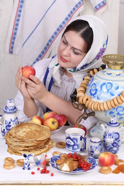 Το κορίτσι με το μήλο στο χέρι για το τραπέζι των διακοπών — Φωτογραφία Αρχείου