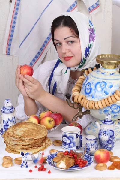 Menina com a Apple na mão para a mesa de férias — Fotografia de Stock