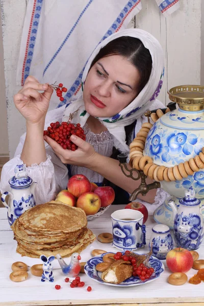 Meisje met appel in de hand voor de vakantie-tabel — Stockfoto
