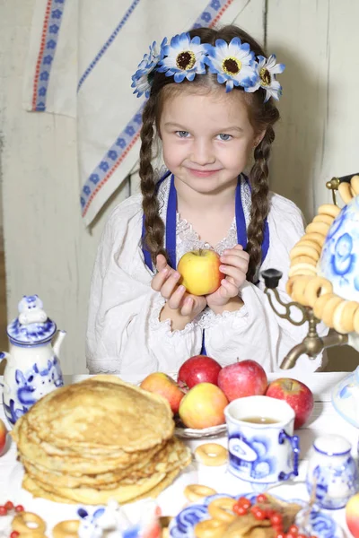 Menina segurando uma maçã — Fotografia de Stock