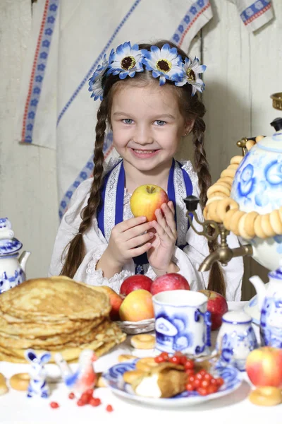 Menina segurando uma maçã — Fotografia de Stock