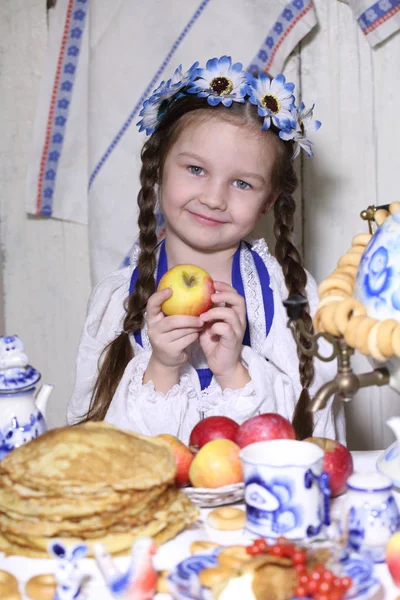 Mädchen hält einen Apfel — Stockfoto