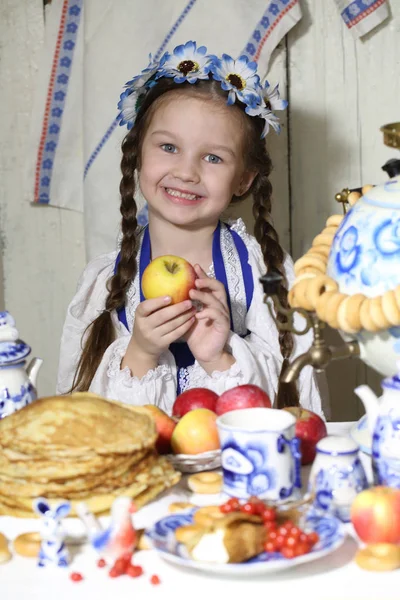 Girl holding a Apple — Stock Photo, Image