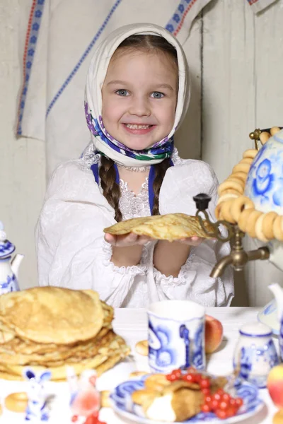 Dziewczyna, picie herbaty przy świątecznym stole — Zdjęcie stockowe