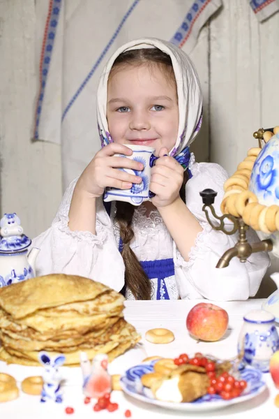 Dívka pití čaje v tabulce volna — Stock fotografie