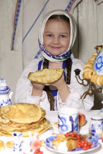 Tjej dricka te på semestern bordet — Stockfoto