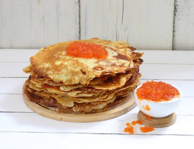 Ahşap masa üzerinde kırmızı havyar ile Pancakes.