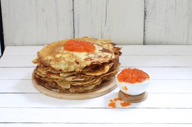 Ahşap masa üzerinde kırmızı havyar ile Pancakes.