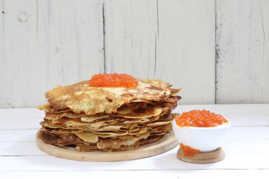 Ahşap masa üzerinde kırmızı havyar ile Pancakes.