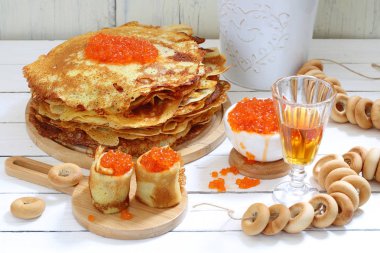 Ahşap masa üzerinde kırmızı havyar ile Pancakes.