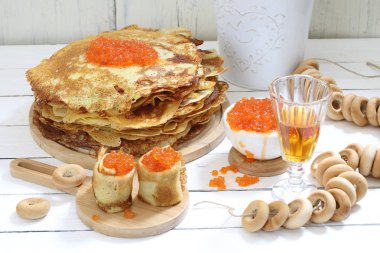 Kırmızı havyar ve tentür cam ile Pancakes