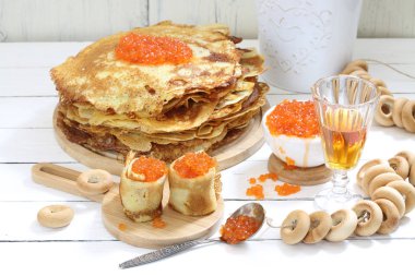 Kırmızı havyar ve tentür cam ile Pancakes