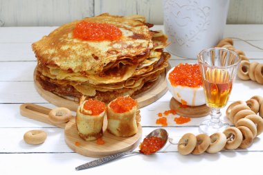 Kırmızı havyar ve ahşap bir masa üzerinde tentür ile Pancakes