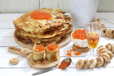 Ahşap masa üzerinde kırmızı havyar ile krep. Karnaval