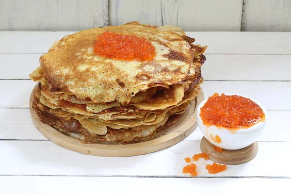 Pancakes con caviale rosso sul tavolo di legno . — Foto Stock