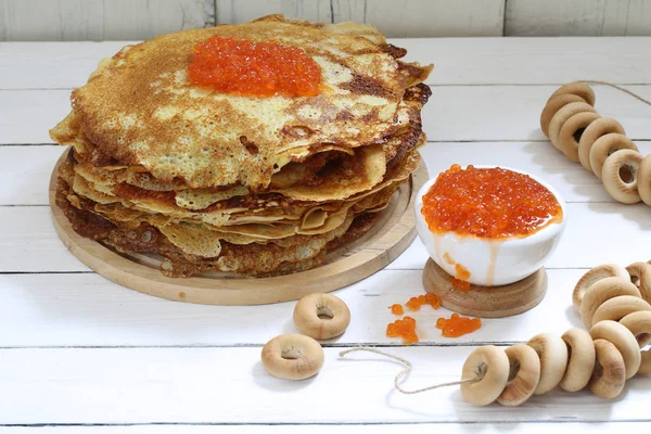 Pancake dengan kaviar merah dan jahitan di kaca — Stok Foto