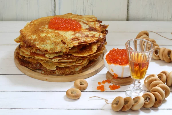 Panqueques con caviar rojo y tintura — Foto de Stock