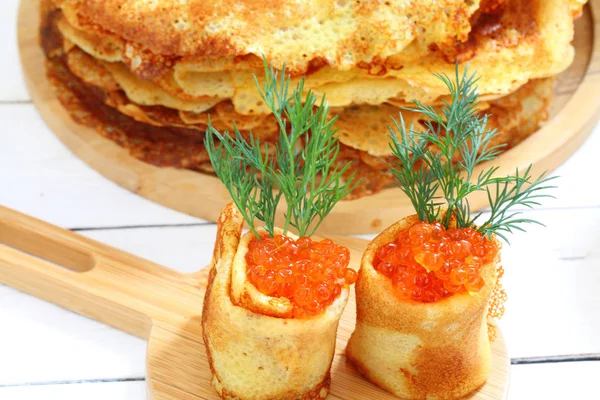 Pancakes con caviale rosso sul tavolo di legno . — Foto Stock