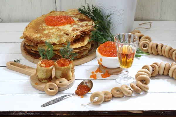 Panqueques con caviar rojo y tintura en un vaso . — Foto de Stock