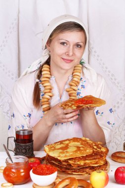 Havyar ile Pancakes yemek kız