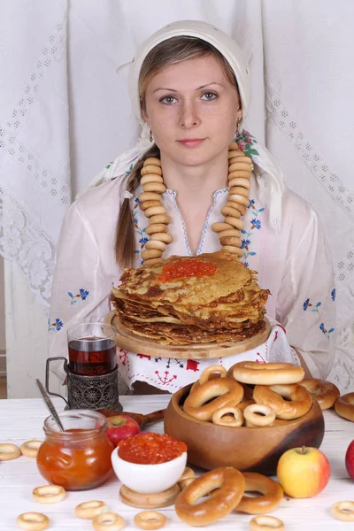 La ragazza sta tenendo una pila di pancake con caviale rosso — Foto Stock