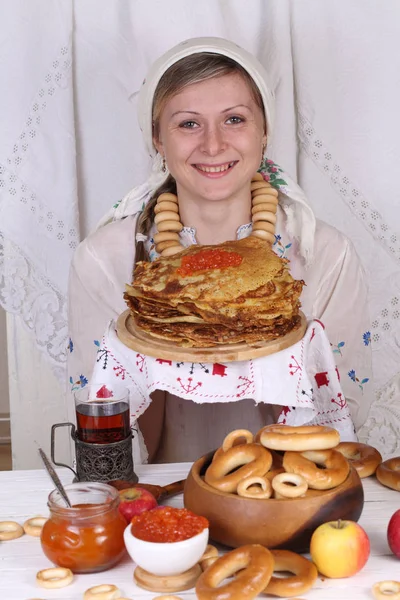 La ragazza sta tenendo una pila di pancake con caviale rosso — Foto Stock