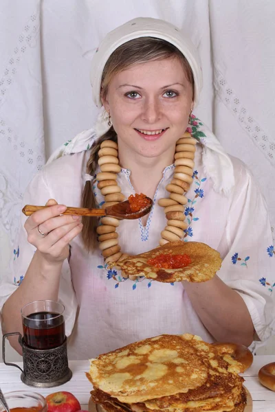 女孩吃煎饼与红鱼子酱 — 图库照片