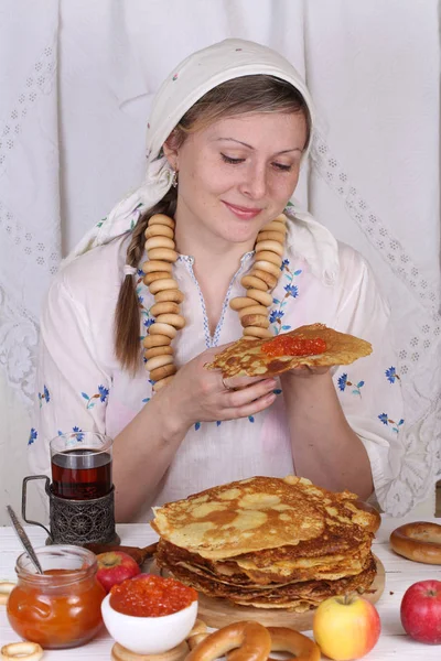 Fille manger une crêpe avec du caviar rouge Images De Stock Libres De Droits