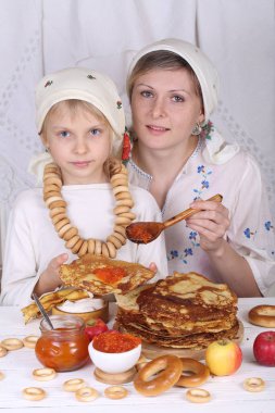 Anne ile kızı yemek krep kırmızı havyar ile holiday adlı ta