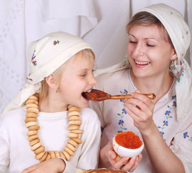 Anne ile kızı kırmızı havyar ile pancakes yemek. Aile, h