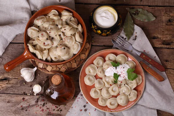 Dumplings with sour cream in a ceramic bowl — Stock Photo, Image