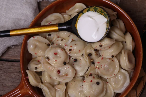 Dumplings med gräddfil i en keramikskål — Stockfoto