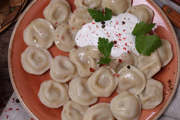 Knödel mit saurer Sahne in einer Keramikschüssel — Stockfoto