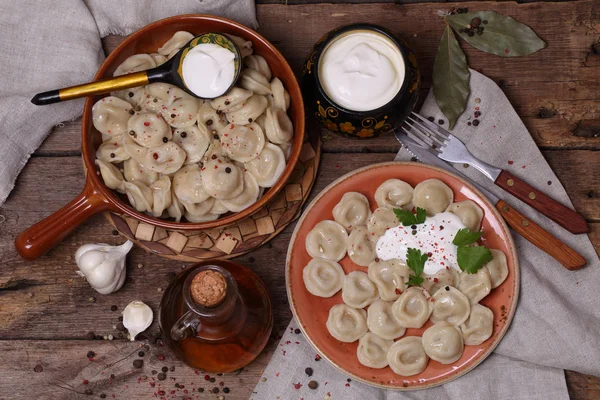 Bolinhos com creme azedo em uma tigela de cerâmica — Fotografia de Stock