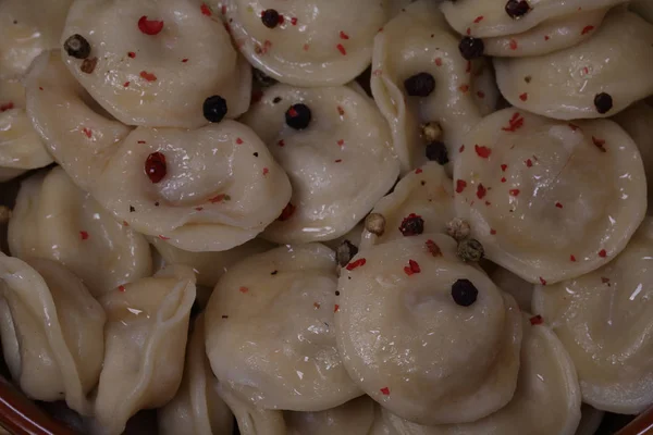Dumplings con crema agria en un tazón de cerámica —  Fotos de Stock