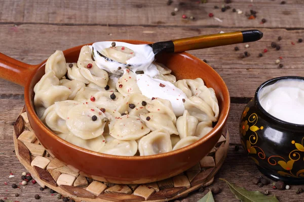 Dumplings con crema agria en un tazón de cerámica —  Fotos de Stock
