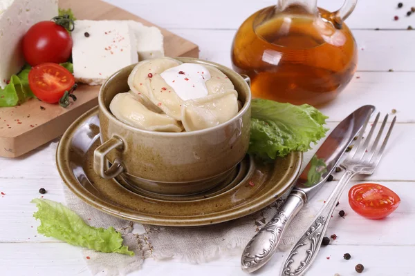 Las albóndigas con plato de cerámica de queso —  Fotos de Stock