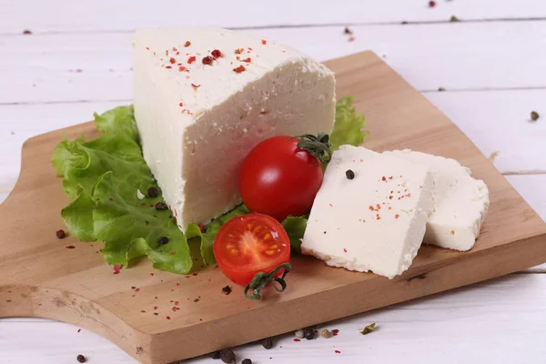 Queijo branco com tomate e salada fresca — Fotografia de Stock