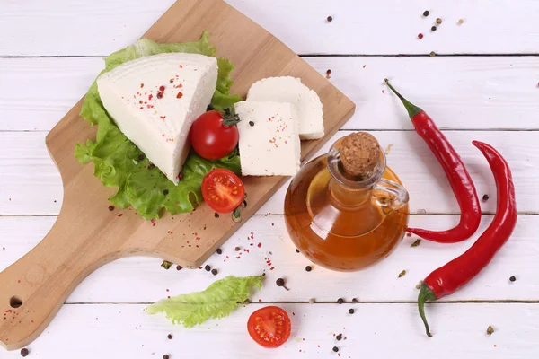Bílý sýr s rajčaty a feferonkou — Stock fotografie