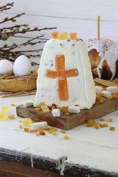 Festive Easter table, Easter egg and Easter cake — Stock Photo, Image