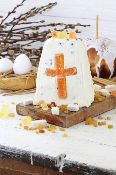 Festive Easter table, Easter egg and Easter cake — Stock Photo, Image