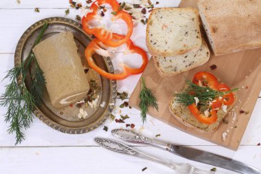 tereyağı ve baharatlar ile karaciğer pate