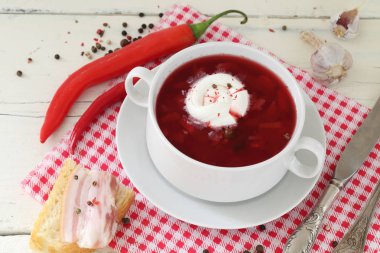 Pancar çorbası ekşi krema ve seramik bir kabın içinde acı biber ile