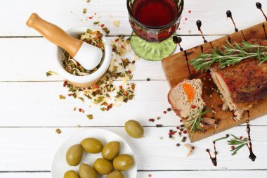 Ahşap arka plan üzerinde kırmızı şarap ile fırında jambon