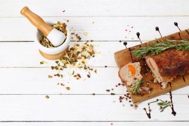 Ahşap arka plan üzerinde baharatlar ile fırında jambon