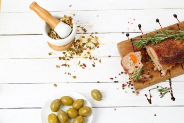 Ahşap arka plan üzerinde baharatlar ile fırında jambon