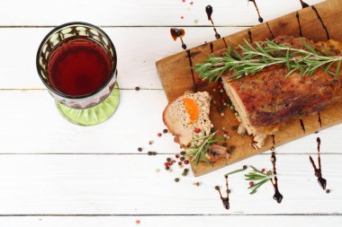 Ahşap arka plan üzerinde kırmızı şarap ile fırında jambon