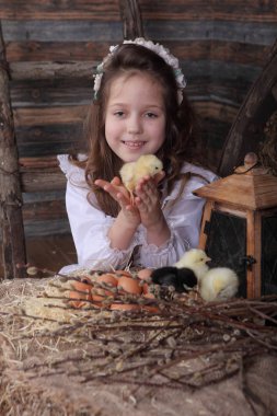 avuç içi kızlar canlı tavuk oturur