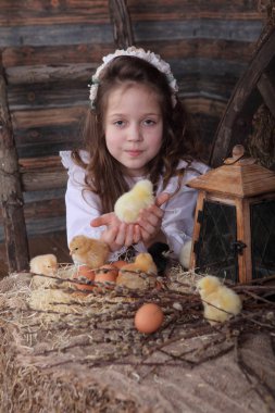 avuç içi kızlar canlı tavuk oturur